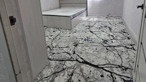 Una habitación con cama, lámpara en el techo y ventana con persianas.
