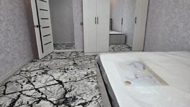 Un dormitorio con cama, armario y baño.