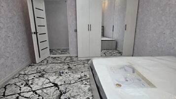 Apartamento básico, vista para o jardim | Ferros/tábuas de passar roupa, Wi-Fi de cortesia