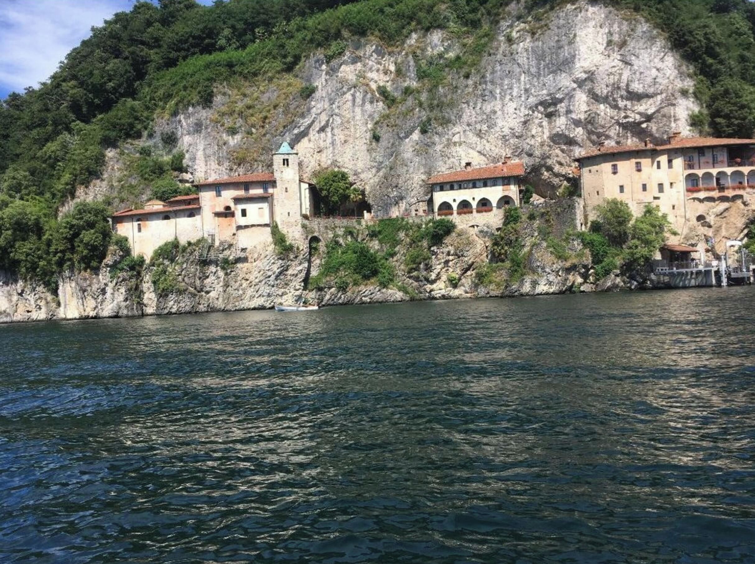 Un bâtiment situé sur la côte, doté de plusieurs arcades et d’une tour, et qui se trouve sur une falaise en bord de mer.