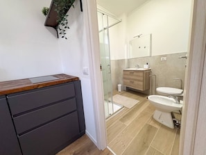 Un bagno moderno con doccia, toilette e bidet.