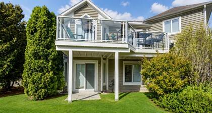 Waterfront ski retreat on Blue Mountain. Pet-Friendly!