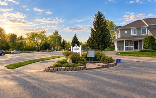 Waterfront ski retreat on Blue Mountain. Pet-Friendly!