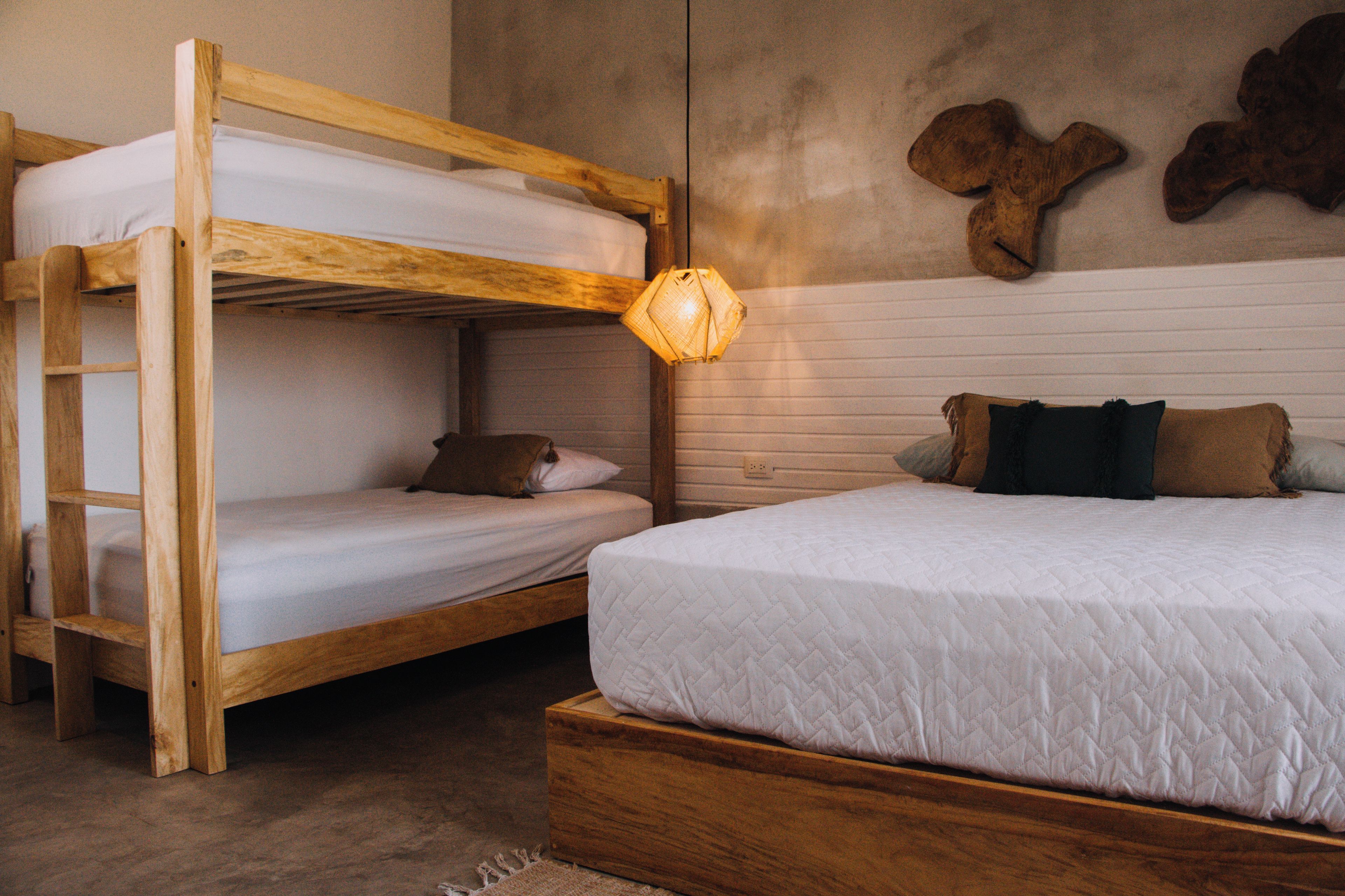 Una cama litera con estructura de madera y una cama inferior con almohada.