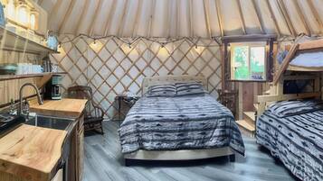 Iron/ironing board, WiFi, bed sheets