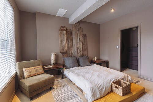 Peaceful Muskoka retreat with 5 bedrooms, yoga room, sauna surrounded by nature