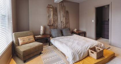Peaceful Muskoka retreat with 5 bedrooms, yoga room, sauna surrounded by nature