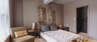 Peaceful Muskoka retreat with 5 bedrooms, yoga room, sauna surrounded by nature