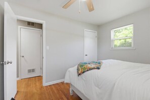 A bedroom with a bed, a window, and a door. - Raven`s House - Fence, Garage | 10 Min. to Stadium (Columbia)