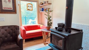 Living area - Still point - Peaceful 3-bedroom house with creek views in Catskill (Catskill)