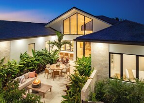 A modern house with a patio, outdoor furniture, and a fire pit. - Serenità (Blue Mountain)