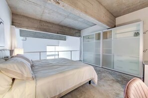 Ein Schlafzimmer mit einem Bett, einem Kleiderschrank und einem Fenster.
