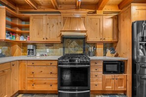 Full kitchen with a kettle, food processor, blender, drip & Keurig coffee machines, ground coffee, tea, sugar and basic condiments (ketchup, mustard and relish.) - Lakeview Lodge | Hot Tub | Beach Access | Fire Pit (Invermere)