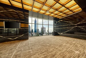 Quarto espaçoso com grande janela e vista para a cidade, design moderno no teto e piso de mármore.