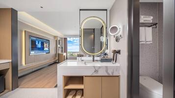 Deluxe Room, 1 King Bed, Non Smoking | Bathroom