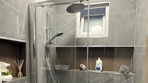 A modern bathroom with a glass-enclosed shower, a toilet, and a vanity with a mirror. - Room-serene Condo Retreat in Vimieiro, P (Santa Comba Dao)