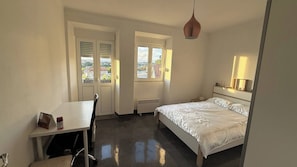 Dormitorio compartido, 4 habitaciones, balcón
