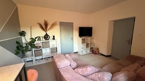 Dormitorio compartido, 4 habitaciones, balcón | Sala de estar