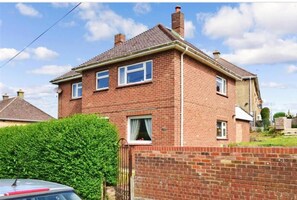 Exterior - Red Brick Haven 5Bed 2Bath for Memorable Reunions (Isle of Wight)