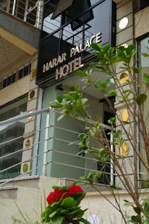 Un edificio con un letrero que dice 'HARAR PALACE HOTEL'.