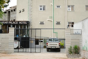 A gated entrance to a hotel with a sign reading 'LARAR PALACE HOTEL'. - Harar Palace Hotel (Harar)