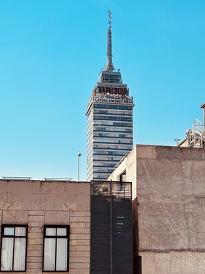 Een hoog gebouw met een digitale klok waarop 13:38:03 staat.