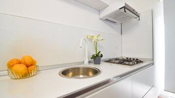 Coffee/tea maker, fridge, microwave, oven
