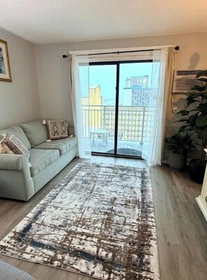 Living area - Adorable 1-bedroom apartment with Beachfront views, pet friendly. (Myrtle Beach)