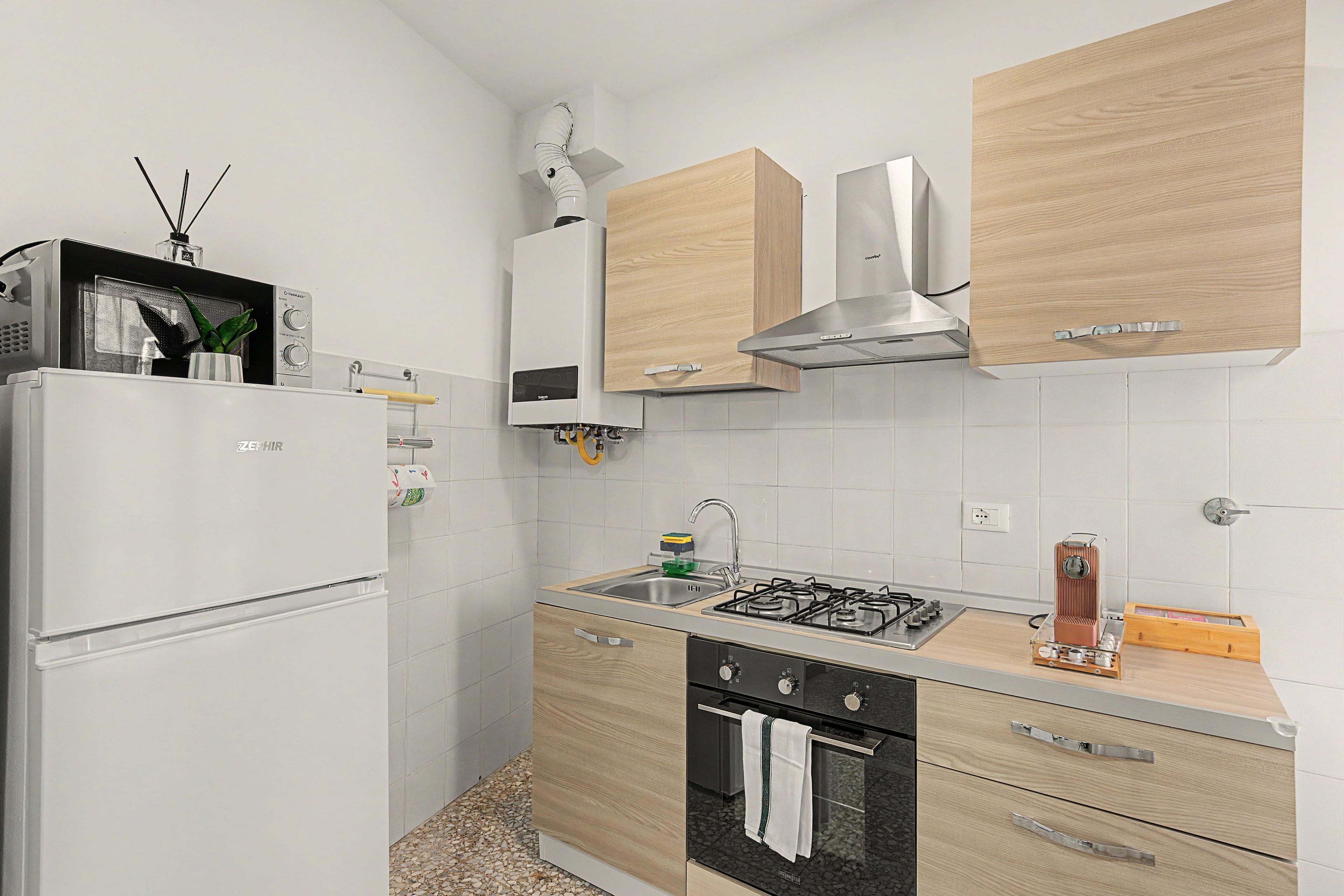 Une cuisine moderne équipée d’un réfrigérateur, d’une cuisinière, d’un four et d’un four à micro-ondes.