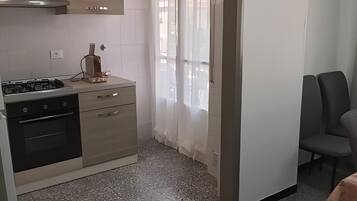 Wasserkocher mit Kaffee-/Teezubehör, Kühlschrank, Mikrowelle, Ofen