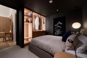 Ein modernes Schlafzimmer mit einem großen Bett, einem Holzschrank und einem Schreibtisch.