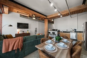 Un espacio habitable moderno con comedor, cocina y zona de estar.