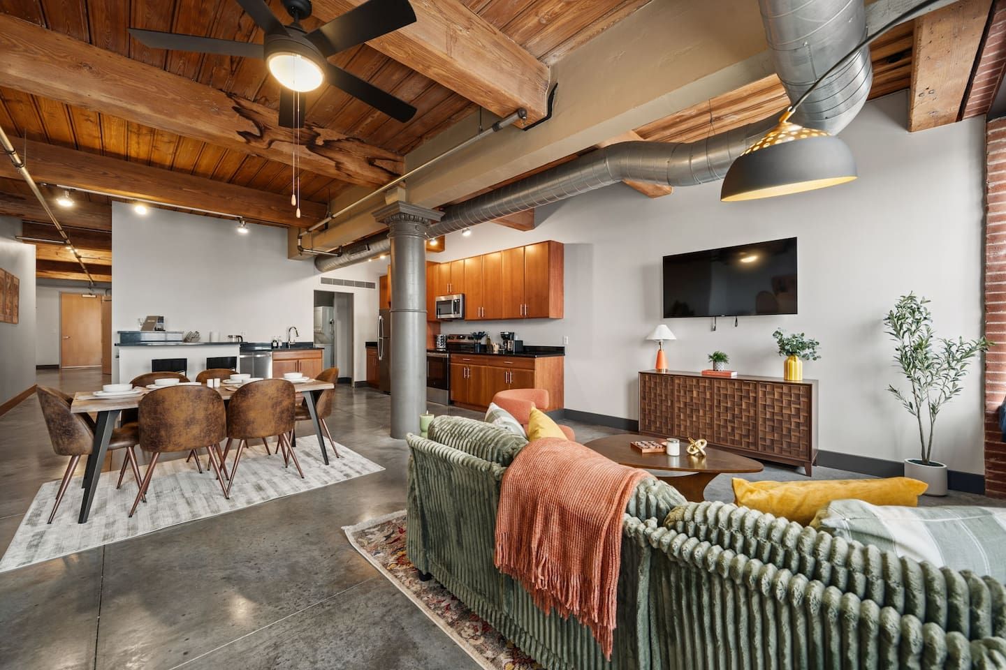 Een modern interieur met een eethoek, keuken en woongedeelte.