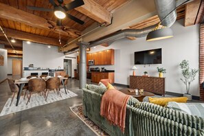 Ein modernes Interieur mit Essbereich, Küche und Wohnbereich.