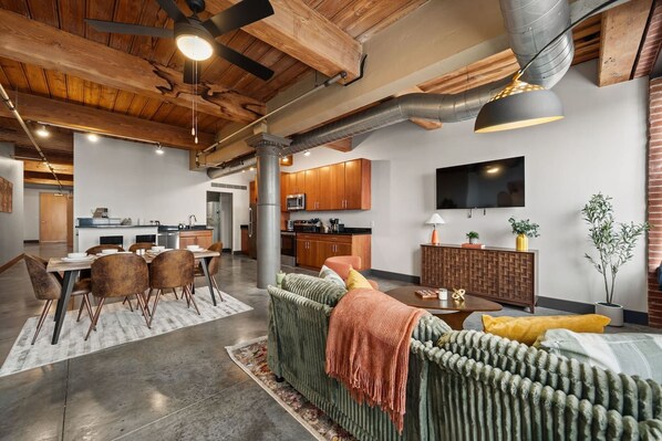 Een modern interieur met een eethoek, keuken en woongedeelte.