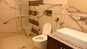 Un baño con inodoro, ducha y lavamanos.