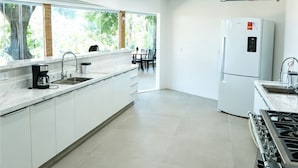 Deluxe-alpehytte - udsigt til have | Privat køkken | Køleskab/fryser i fuld størrelse, mikrobølgeovn, ovn, kogeplade