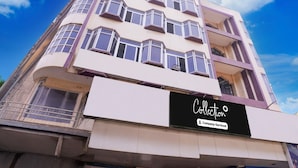 Un edificio de varios pisos con un letrero que dice 'Collection Company-Serviced'.