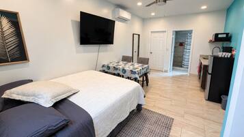 Iron/ironing board, WiFi, bed sheets