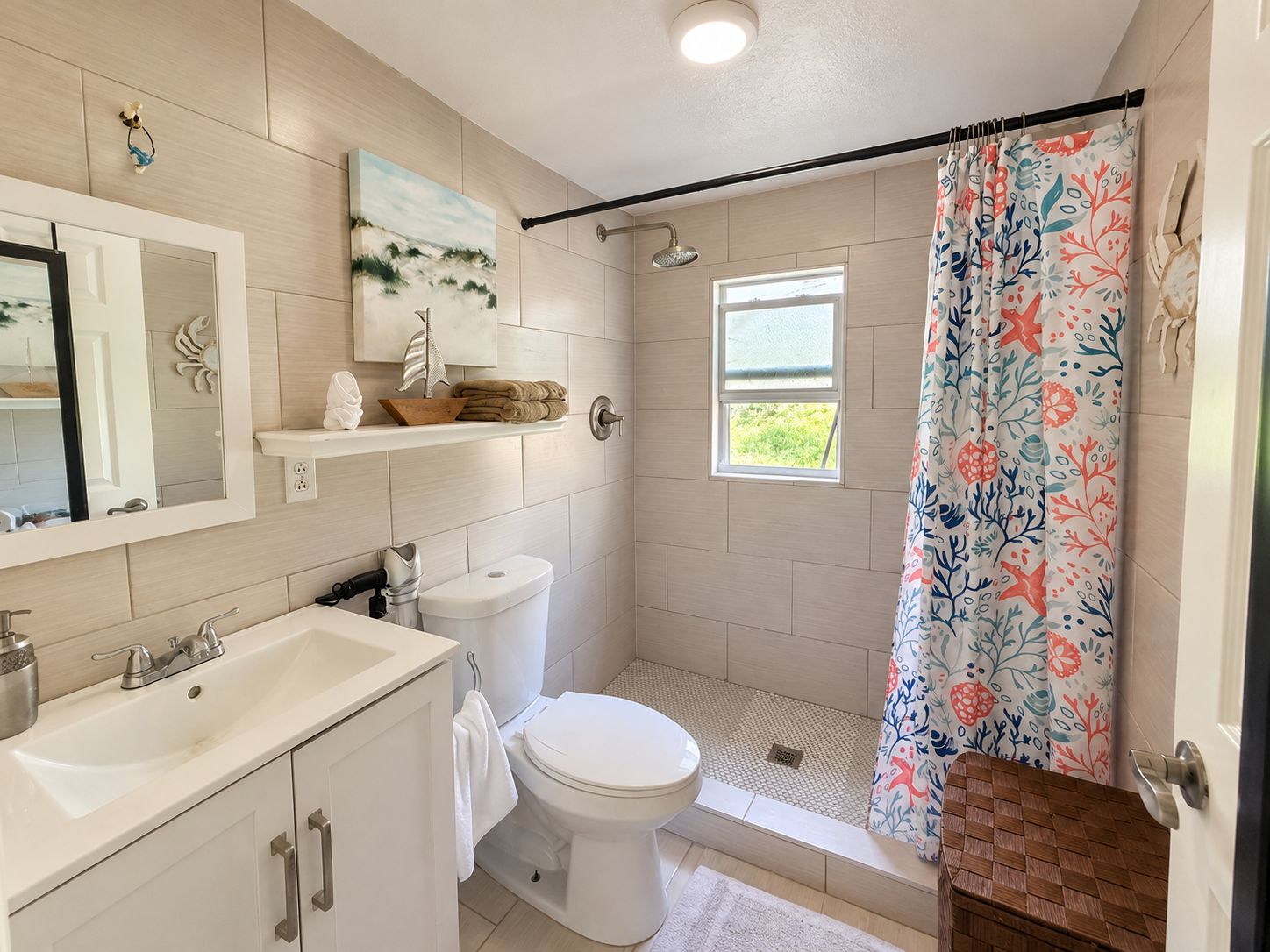 Un baño moderno con ducha, inodoro y lavamanos.