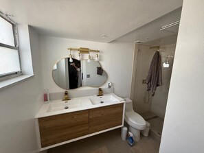 A modern bathroom with a large mirror, two sinks, a toilet, and a shower. - Cozy 1-bedroom apartment in wonderful Miami Beach with AC (Miami Beach)