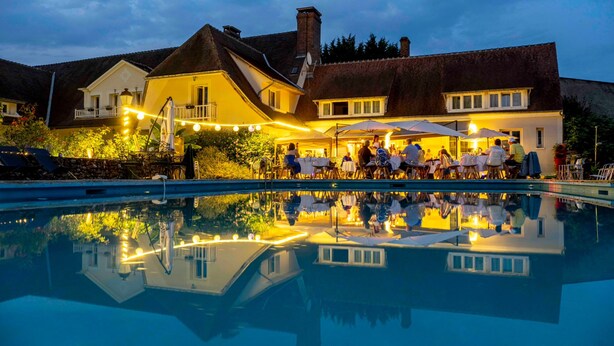 Seasonal outdoor pool, open 9:00 AM to 8:00 PM, pool umbrellas - DOMAINE DES BRUNS (Aillant-sur-Milleron)