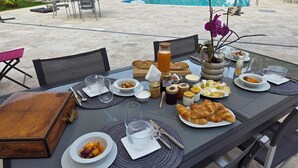 Outdoor dining - DOMAINE DES BRUNS (Aillant-sur-Milleron)