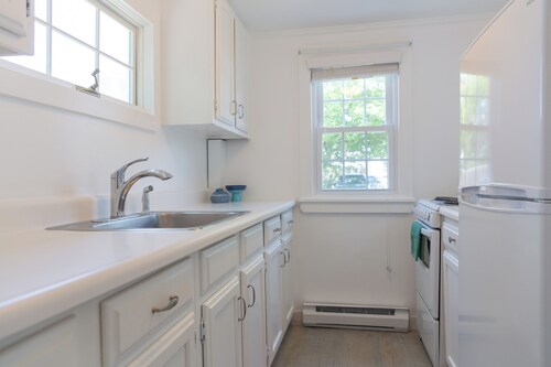 Cozy 2-bedroom cottage in peaceful Pine Point Beach