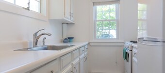 Cozy 2-bedroom cottage in peaceful Pine Point Beach