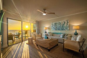 Living area - Gulf Front @ “The Coral” Breathtaking Sunsets! (Indian Shores)