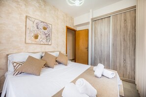 Ein Hotelzimmer mit einem Bett, einem Holzschrank und einem Bild an der Wand.