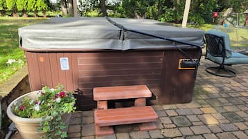 Bañera de hidromasaje al aire libre