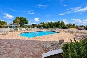 Pool - Gulf view studio, walk to beach, shared pool & full kitchen (Bonita Springs)