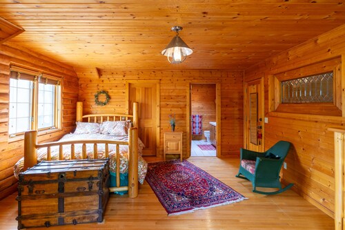 Skyline Log Cabin • River Views + Screened Patio